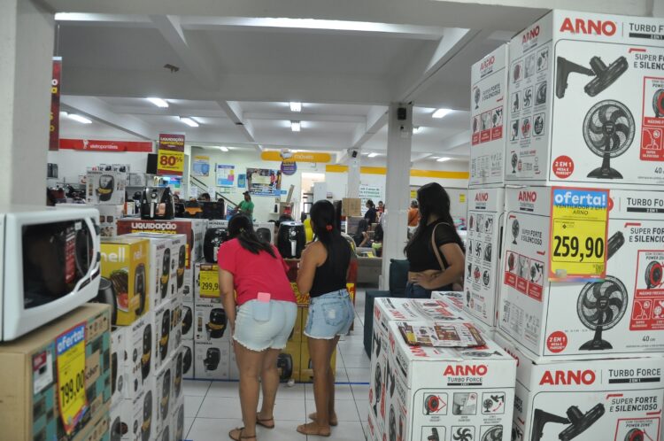 Lojistas atraem clientes com promoções no comércio de Paranavaí