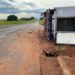 Caminhão sai da pista e tomba na BR-376 em Nova Esperança