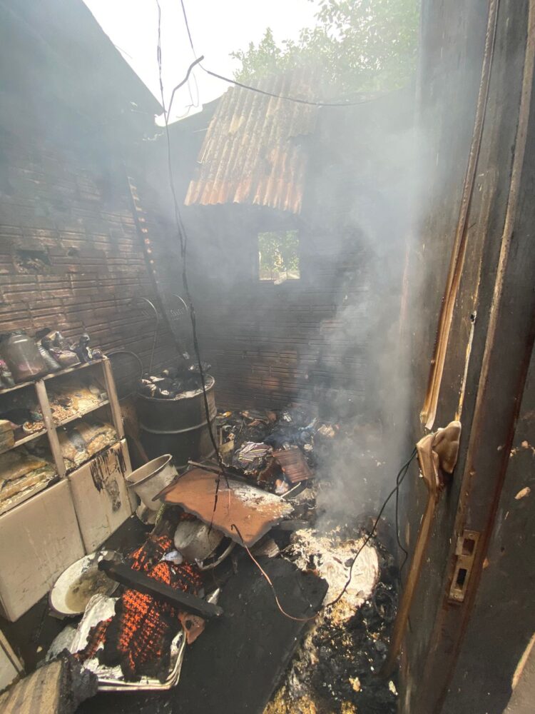 Incêndio destrói casa em estrada rural de Paranavaí