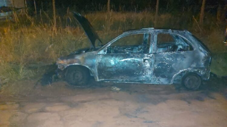 Carro é totalmente destruído por fogo em Querência do Norte