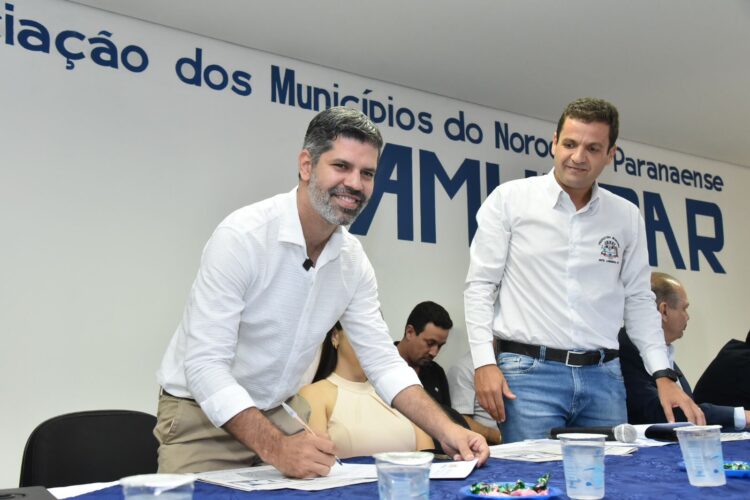 Posse de Julio Leite como presidente da Amunpar reúne diversas autoridades