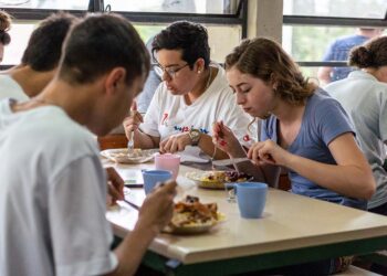 Programa que oferta três refeições nas escolas estaduais vai para o terceiro ano