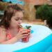 Água ou suco para hidratar crianças no verão? Um deles não é “indicado”; entenda