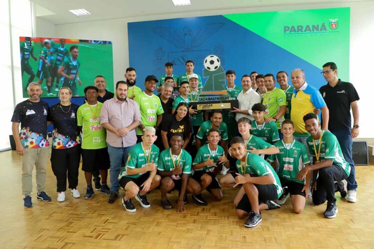 Conquista inédita: governador recebe jovens paranaenses que levantaram a Taça das Favelas
