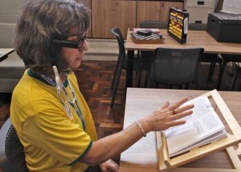 Biblioteca Pública desenvolve projeto de leitura por telefone para idosos em asilos