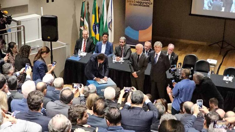 Clodomir Luiz Ascari toma posse como presidente do Crea-PR