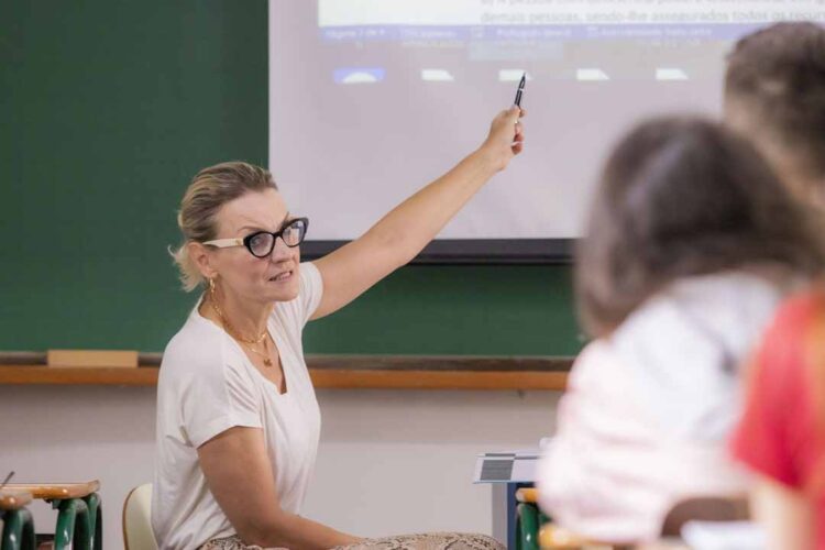 Lei garante a professores plano de carreira e jornada reduzida