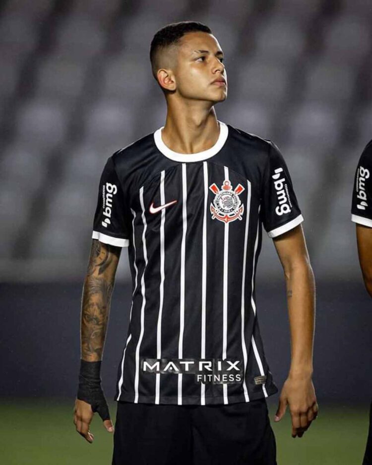 Timãozinho dá Copinha à Fiel e a faz esboçar sorriso outra vez