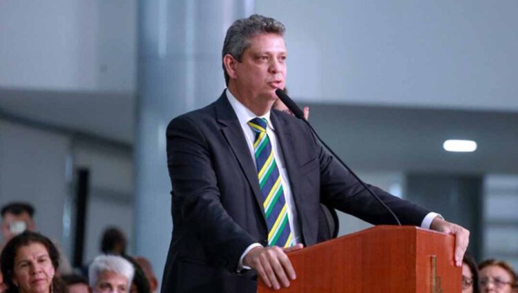 Governo abre sindicância após viagem de ministro de Lula e servidores a Carnaval fora de época