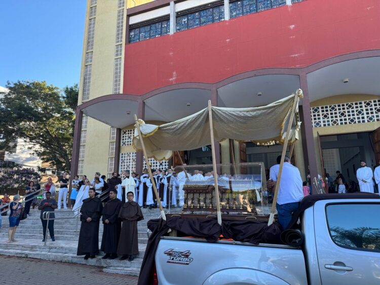 Relíquias de Santa Teresinha do Menino Jesus se despedem de Paranavaí