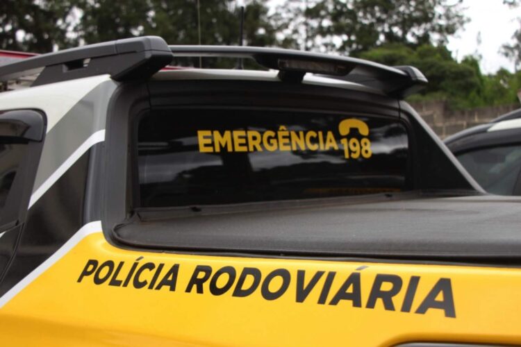Motorista colide com árvore e capota caminhonete em Diamante do Norte