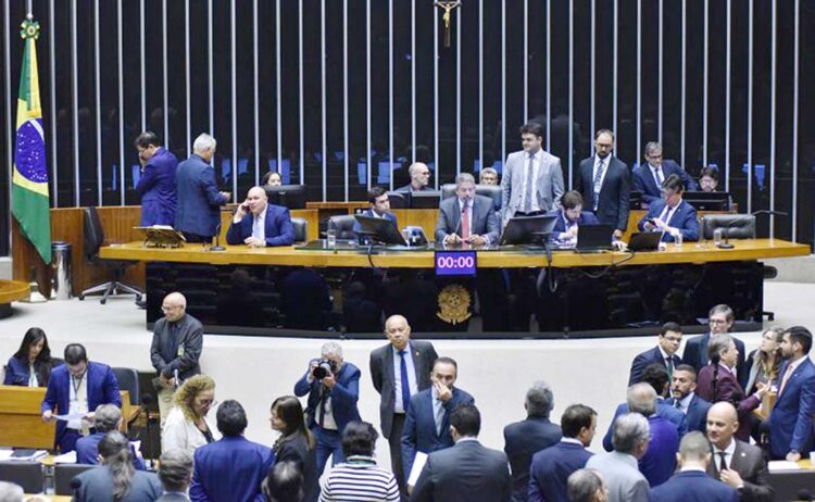 PEC que amplia isenção para igrejas avança na Câmara com apoio da base de Lula