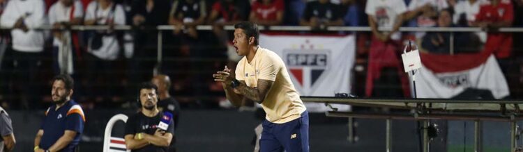 Clássico mostra 1ª mudança drástica de Carpini após um mês seguindo Dorival