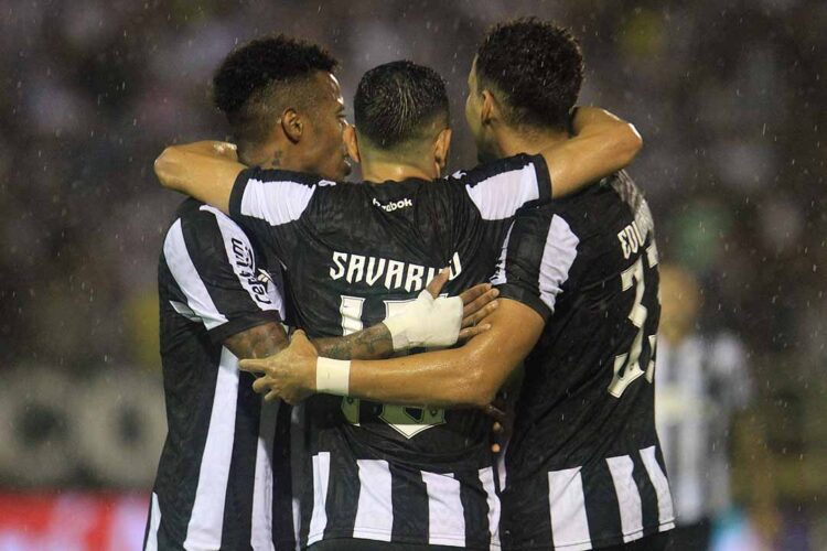 Botafogo vence Volta Redonda em jogo com Savarino inspirado e expulsões