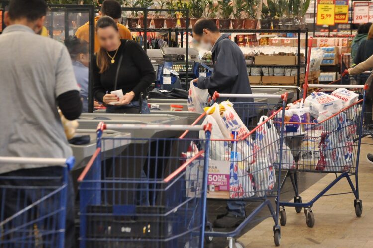 Comércio, mercados, bancos e serviços públicos: veja o que abre o que fecha no Carnaval