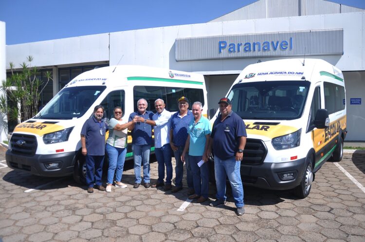 Prefeitura compra duas vans para transportar alunos da área rural