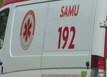 Mulher perde controle, tomba caminhão e fica ferida na PR-182