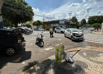 Carro do Governo do Estado se envolve em colisão com mais dois veículos no centro