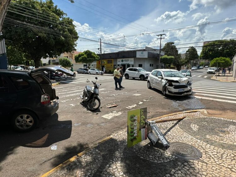 Carro do Governo do Estado se envolve em colisão com mais dois veículos no centro