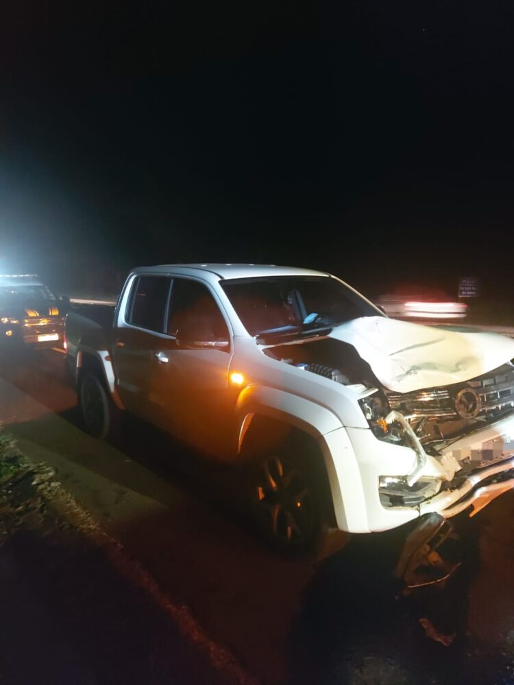 Caminhonete colide contra moto e deixa duas pessoas gravemente feridas