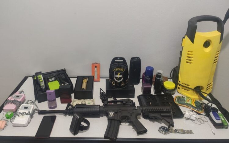 Mulher é presa após comprar produtos em loja de conveniência com cartão de crédito da vítima