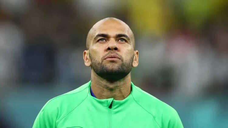 Daniel Alves é condenado a 4 anos e meio por estupro pela Justiça da Espanha