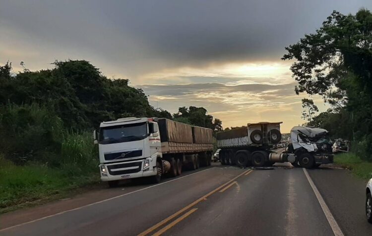 Colisão traseira entre caminhão, carreta e carros é registrada na BR-376