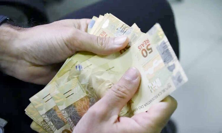 Salário mínimo de R$ 1.412 começa a ser pago nesta quinta-feira