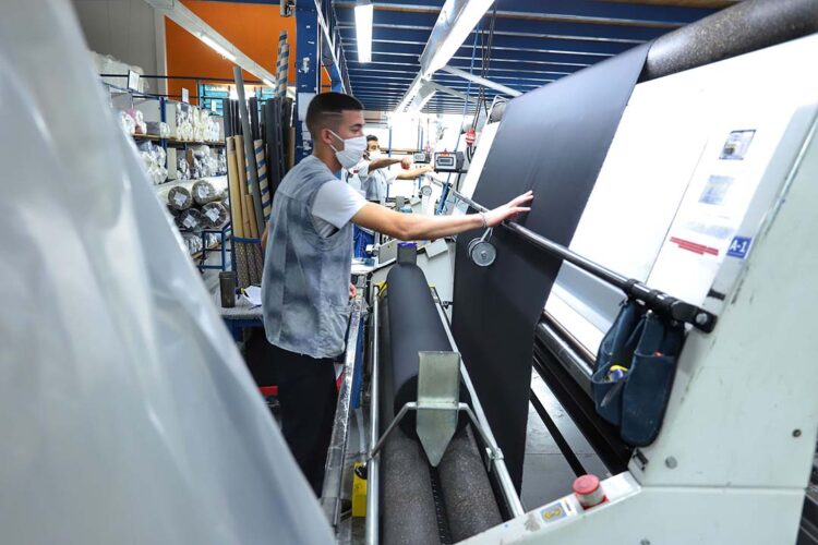 Jovens ocuparam 71,7 mil vagas de trabalho