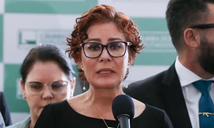 TSE multa deputada Zambelli em R$ 30  mil por fake news sobre e-Título