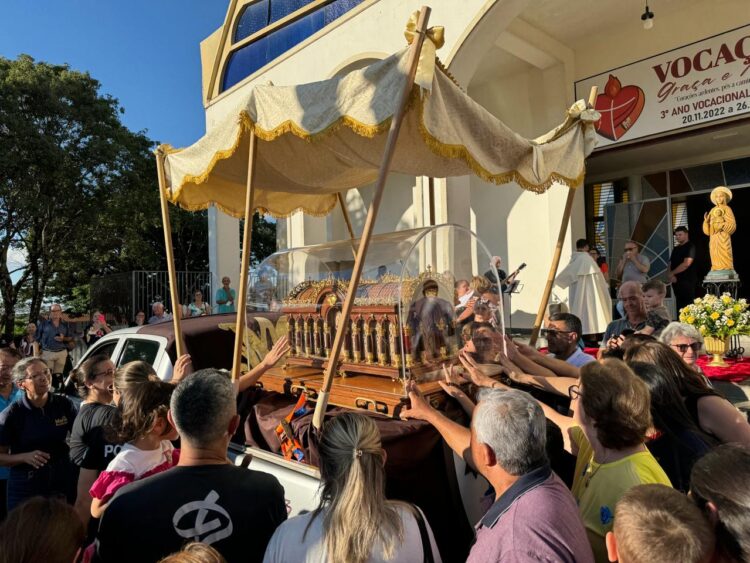 Mais de mil pessoas acompanharam a chegada  das relíquias de Santa Teresinha do Menino Jesus