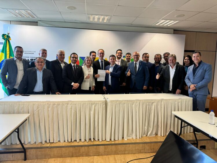 Reunião no MEC debate implantação de curso de medicina em Paranavaí