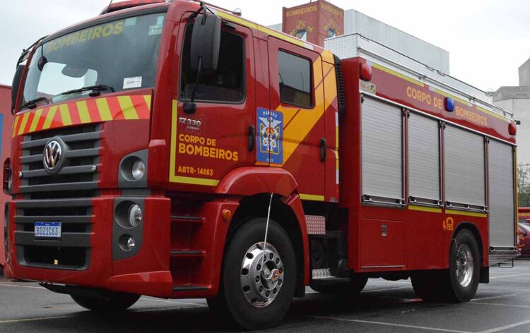 Carro pega fogo e fica completamente destruído na Rua Ipiranga