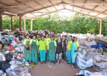 Mulheres dão sentido ao lixo e às  próprias vidas em cooperativa de recicláveis