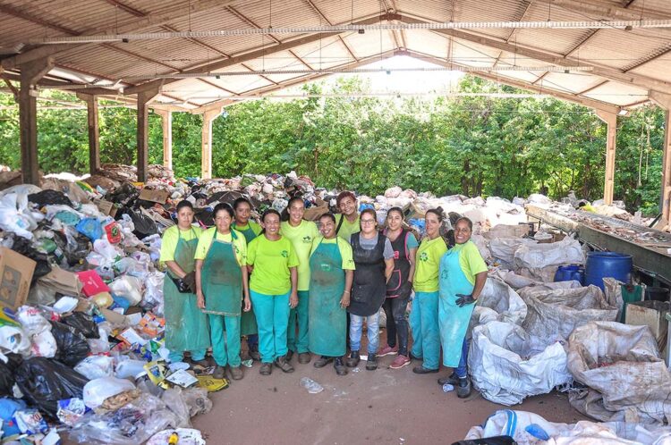 Mulheres dão sentido ao lixo e às  próprias vidas em cooperativa de recicláveis