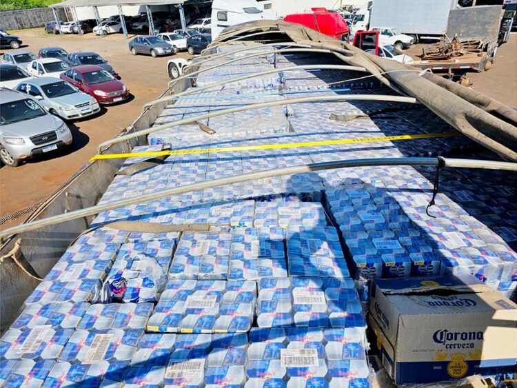 Receita Federal apreende carreta com 32 toneladas de bebidas de origem argentina