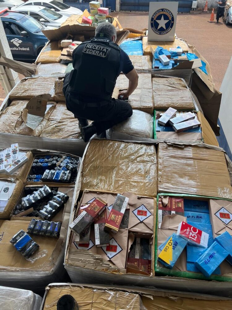 Receita Federal apreende caminhão com mais de R$ 2 milhões em mercadorias