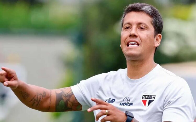 São Paulo: Carpini reluta em fazer testes e praticamente esquece base