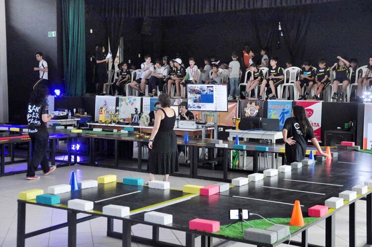 Evento reúne crianças e adolescentes para celebrar a robótica e as inovações tecnológicas