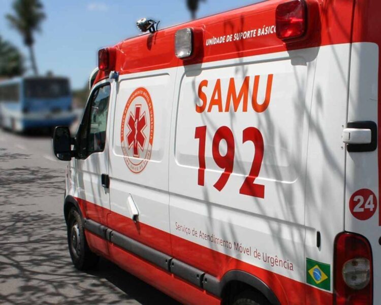 Colisão entre carros deixa jovem ferida na PR-552