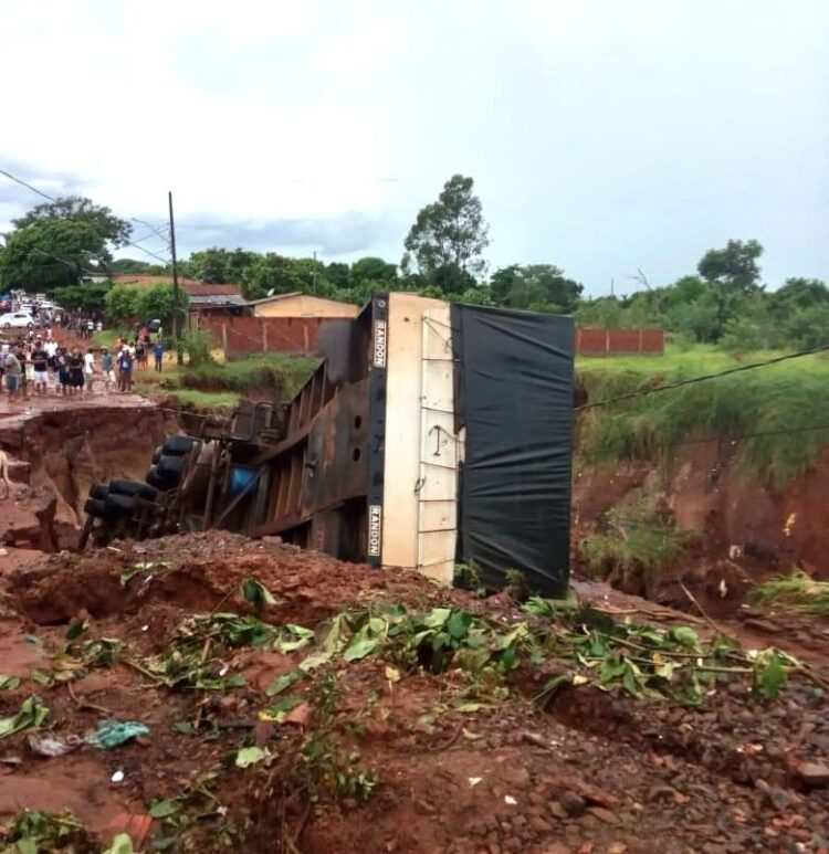 Carreta bitrem é levada pela enxurrada e cai dentro de “buracão”