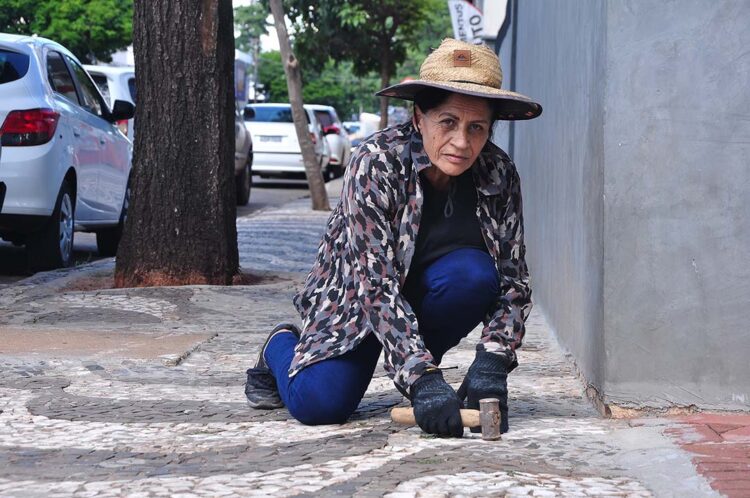 “É um serviço artesanal, quase um quebra-cabeça”,  diz Maria Neusa, que trabalha construindo calçadas