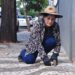 “É um serviço artesanal, quase um quebra-cabeça”,  diz Maria Neusa, que trabalha construindo calçadas