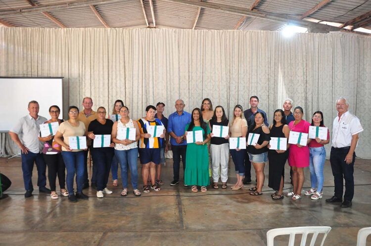 Mulheres recebem certificados de qualificação sobre alimentos