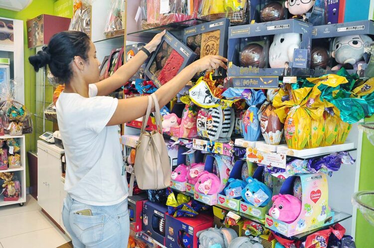 Às vésperas da Páscoa, vendas de pescados  e chocolates animam empresários de Paranavaí