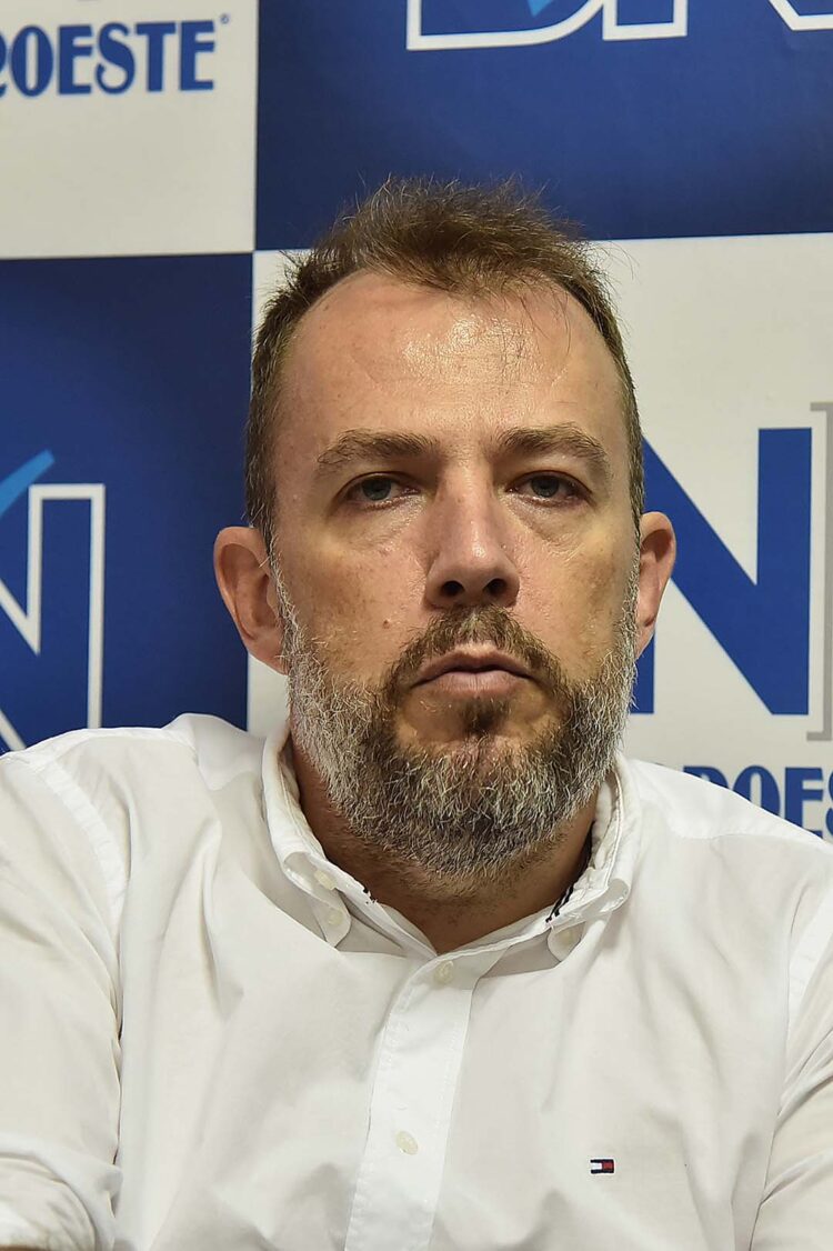 Prefeito comemora a conquista de um  complexo poliesportivo em São João do Caiuá