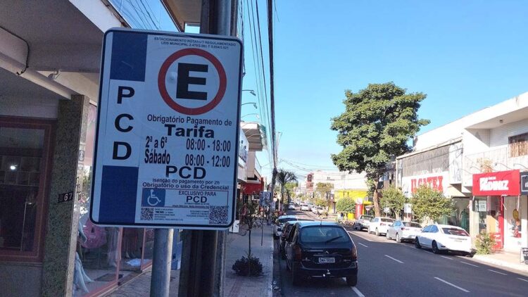 Projeto de lei garante uso de vagas especiais  por veículos que transportam pessoas com TEA