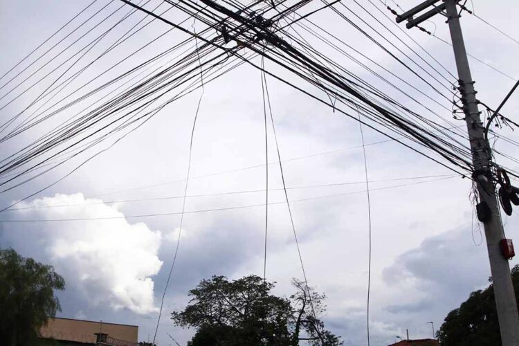 Vereadora pede solução para fios soltos em vias públicas