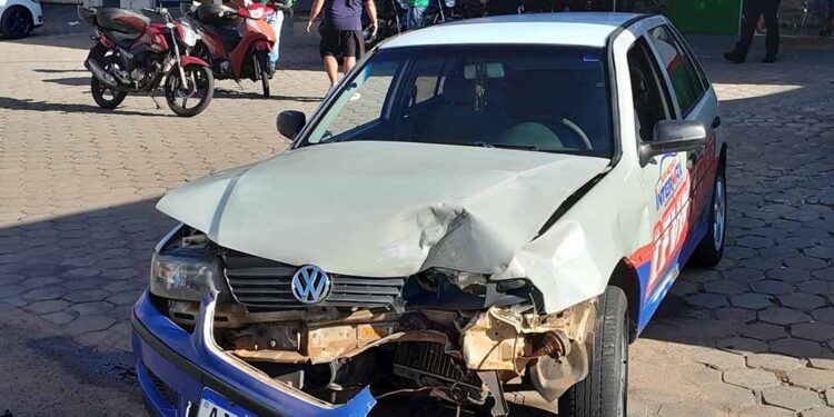 Motociclista fica ferido em colisão com carro na Avenida Paraná