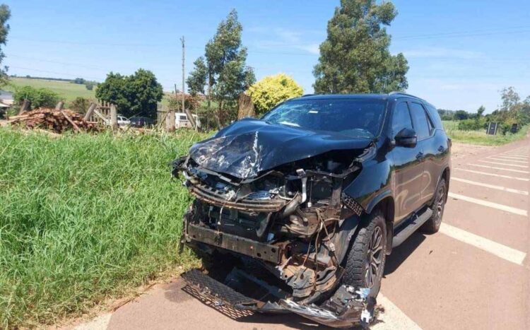 Homem fica ferido em colisão entre caminhão e caminhonete na PR-323